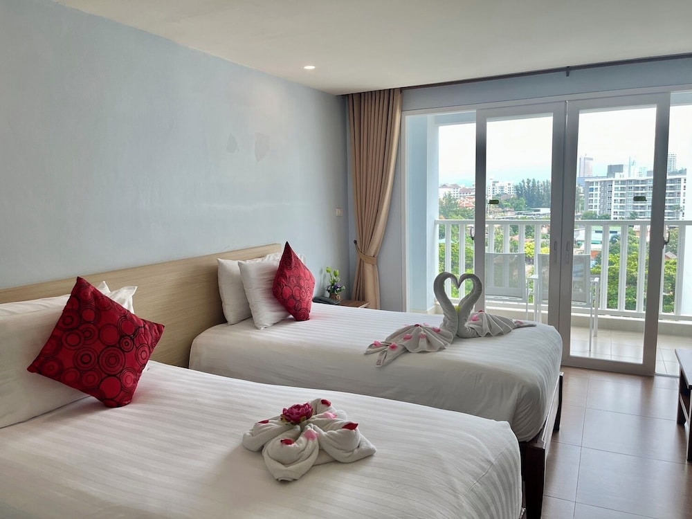 DELUXE, TWIN BEDS, CITY VIEW