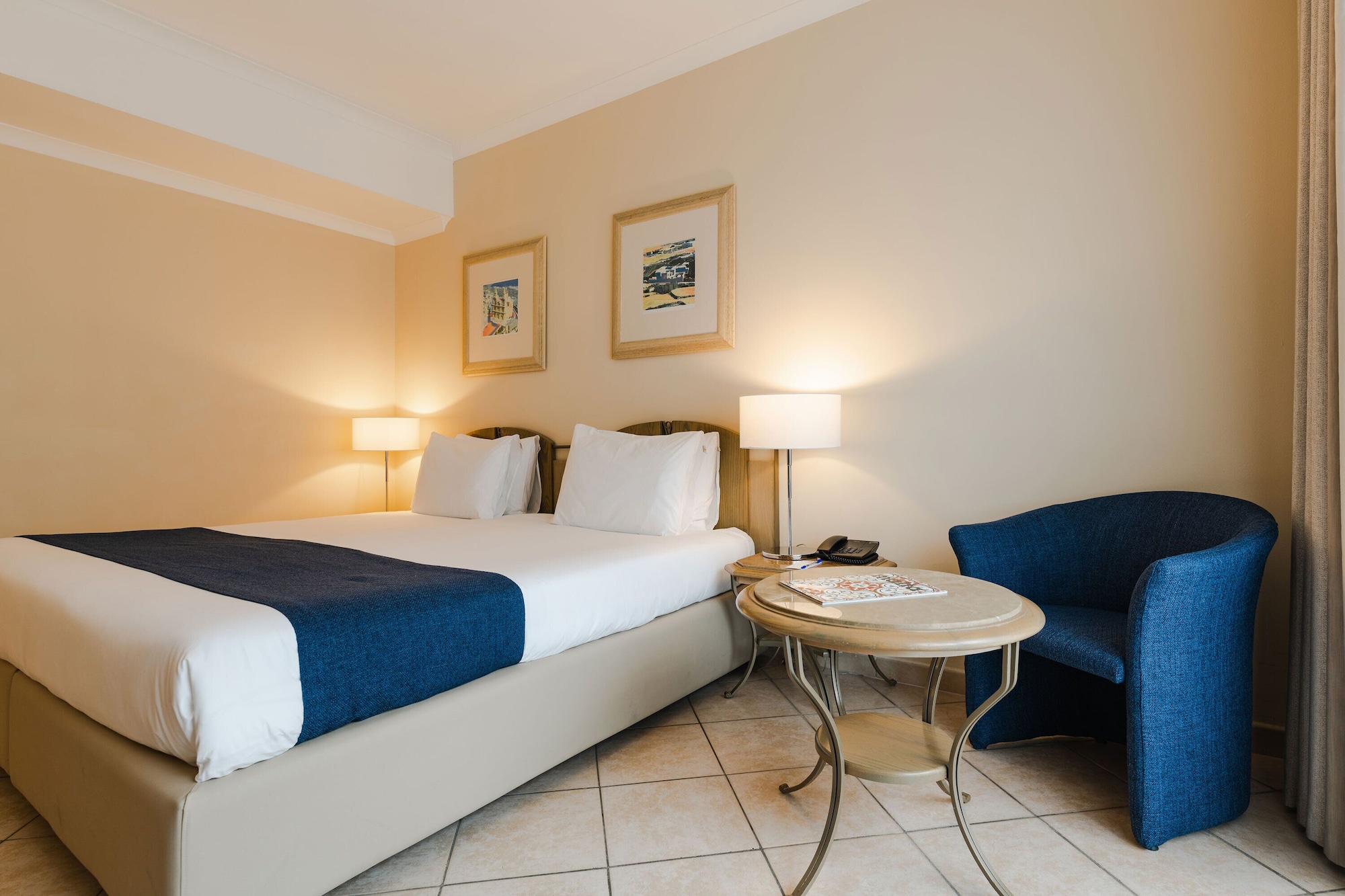 غرفة بسريرين منفصلين بحوض جاكوزي، Maritim Antonine Hotel and Spa Malta 6/10
