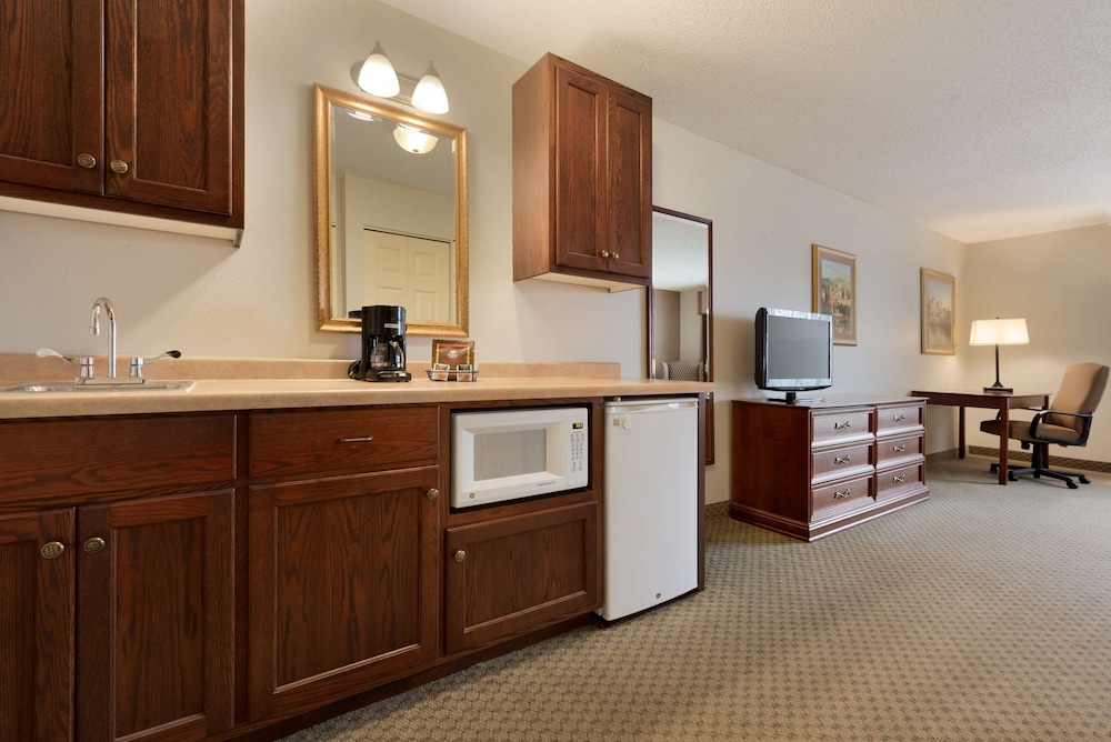 Country Inn and Suites by Radisson St Cloud East MN 5/34