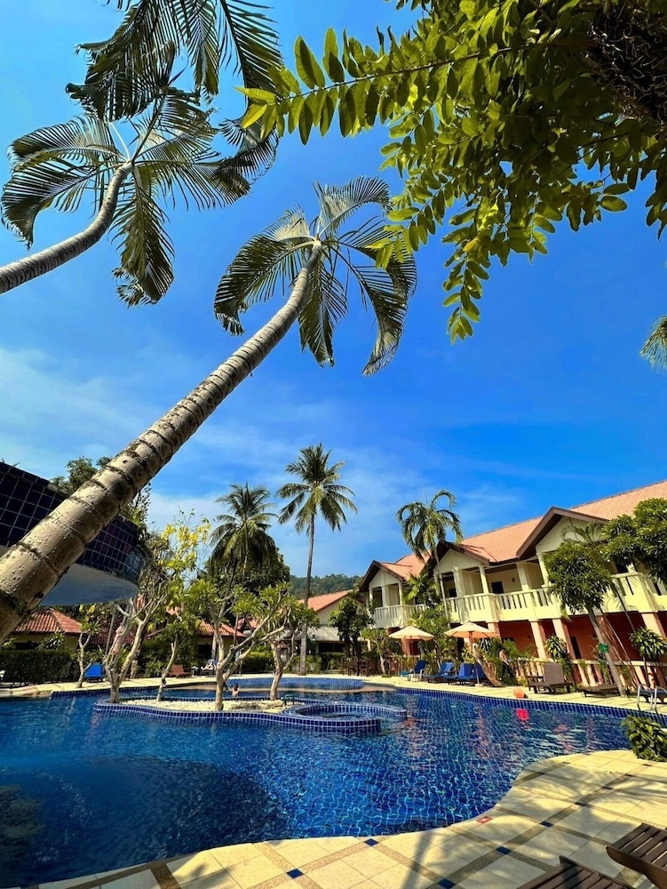 Phuket Leelavadee Hua Ting Resort 30/50