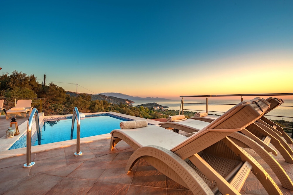 Nisaki Villa 32/40