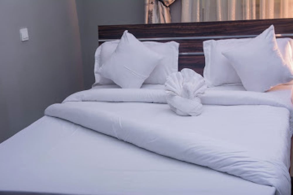 Oragon Hotel and Suites 26/46