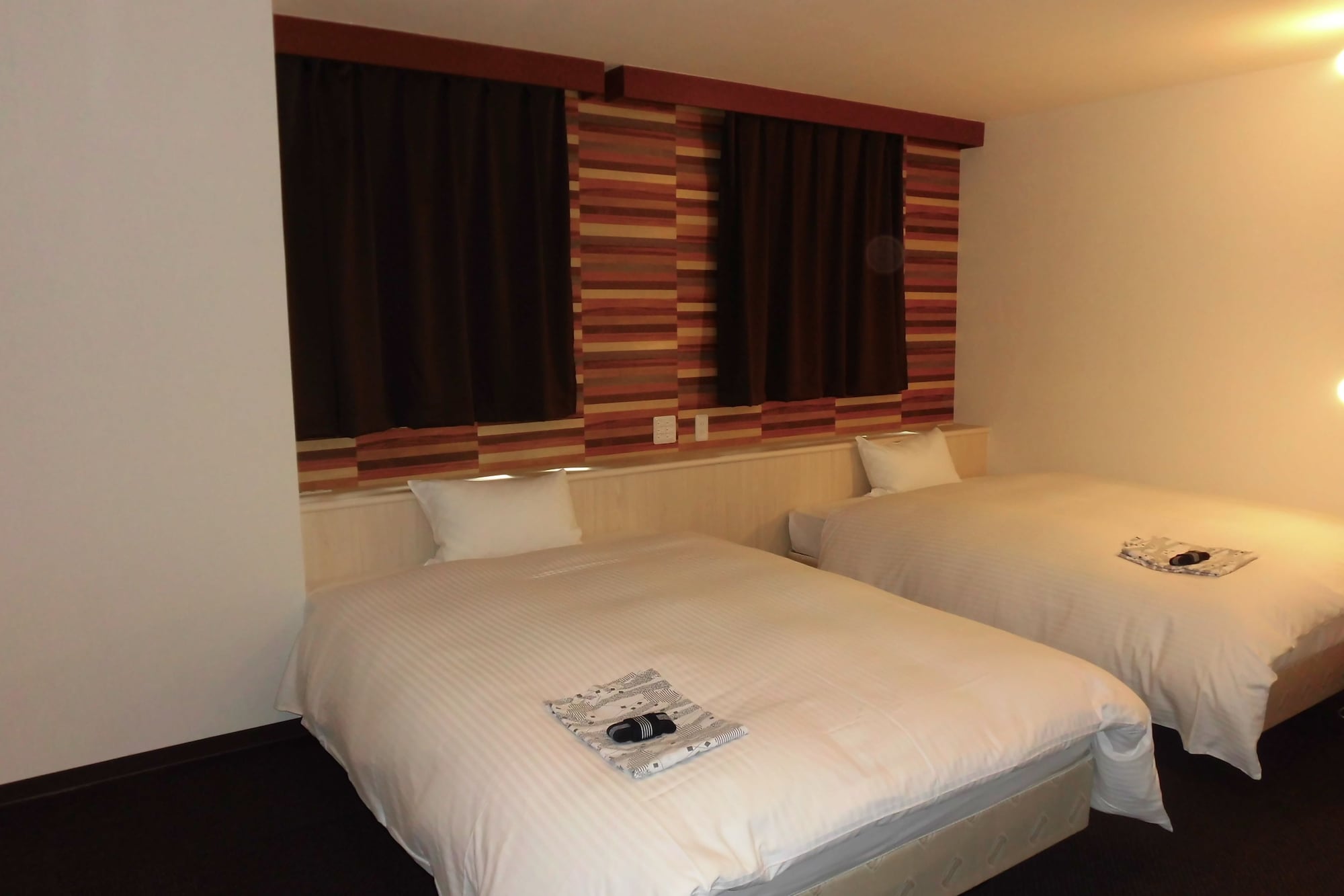 ROOM, TWIN BEDS