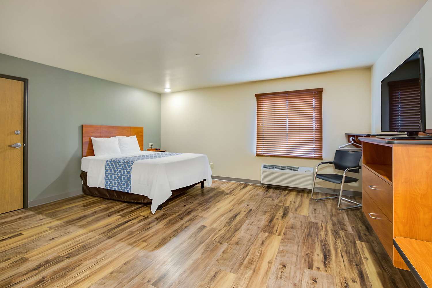 Efficiency, Queen Bed, Accessible