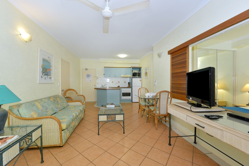 Coral Apartments 16/34