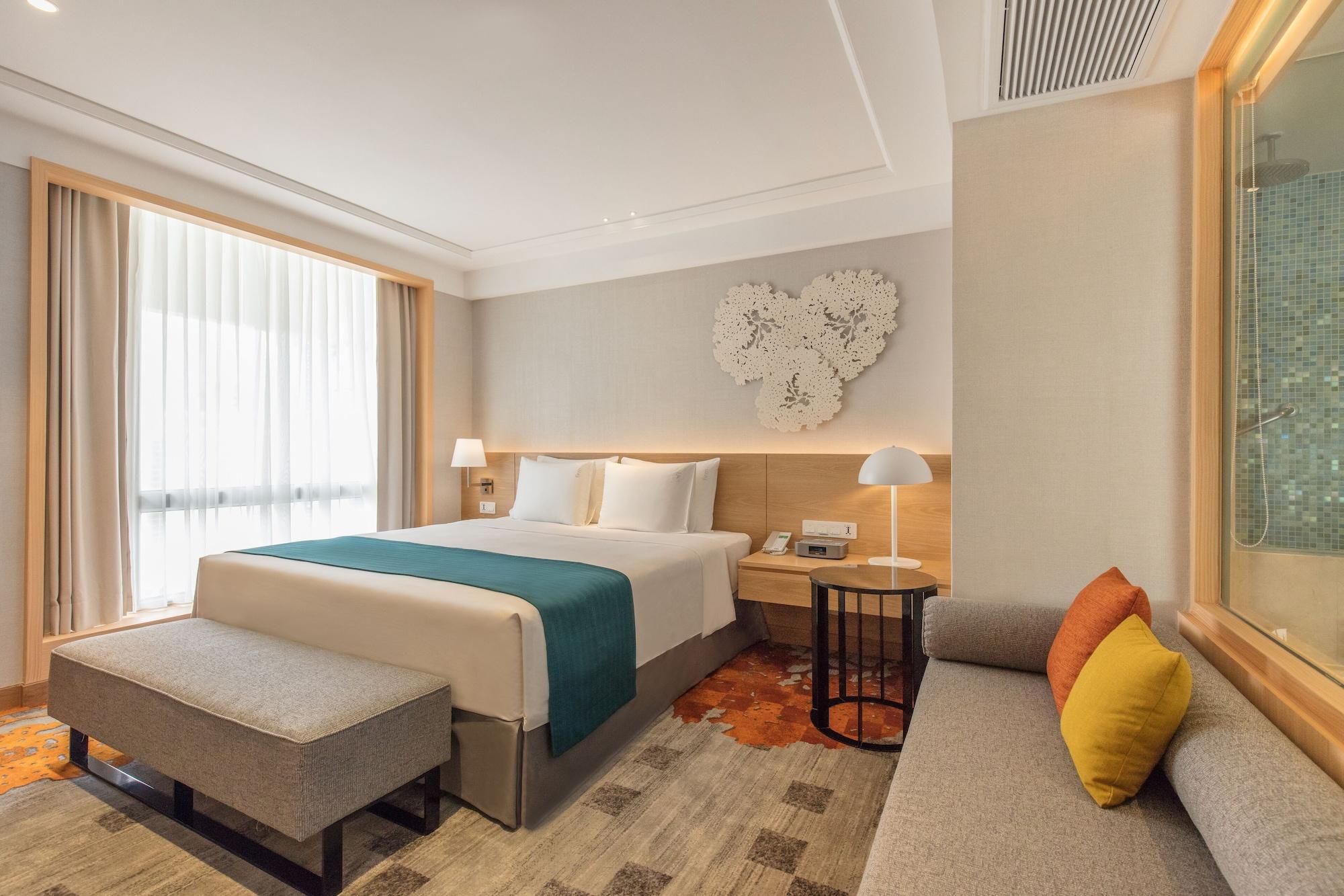 1 Bedroom, Suite, Living Area, Bathtub