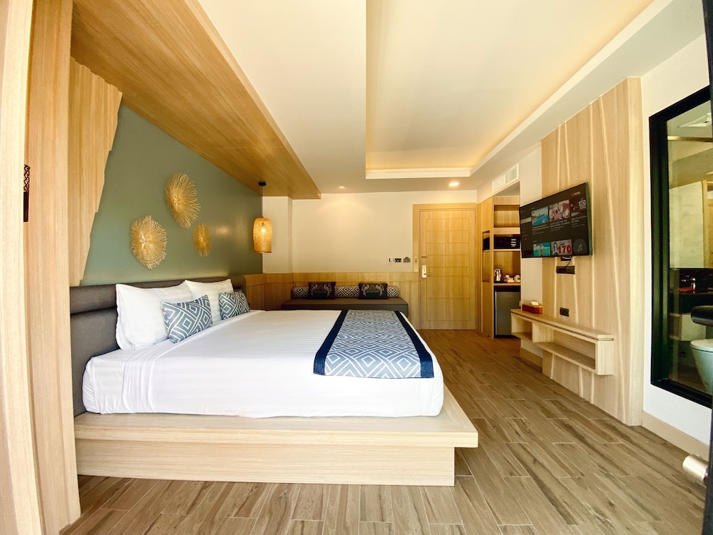 Deluxe, King Bed, Pool Access