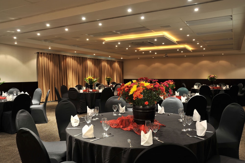 SAFARI LODGE HOTEL & CONVENTION CENTRE 34/50
