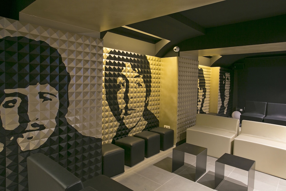 Sant Jordi Hostels Rock Palace 41/42