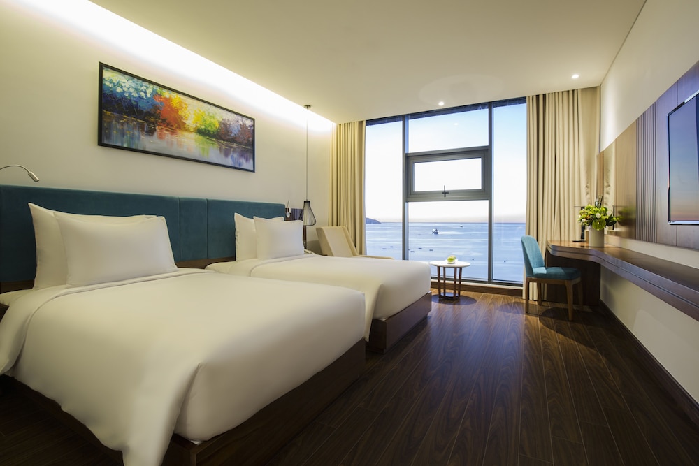 Maximilan Danang Beach Hotel 4/48
