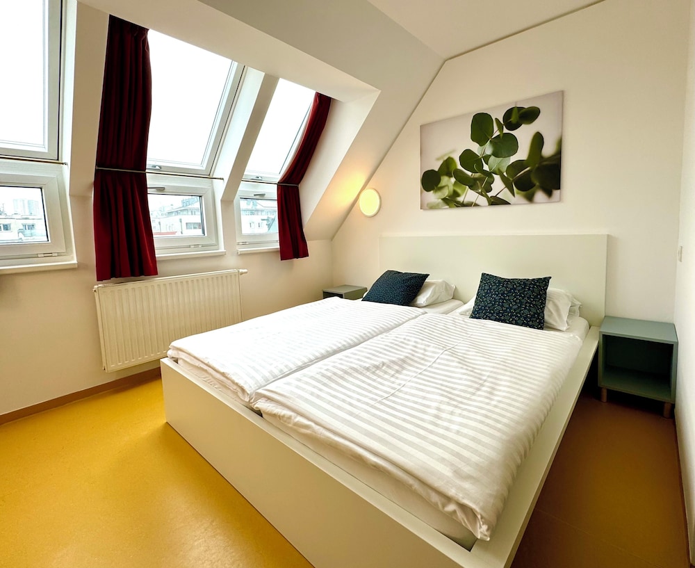 A T Holiday Hostel Wien 28/77