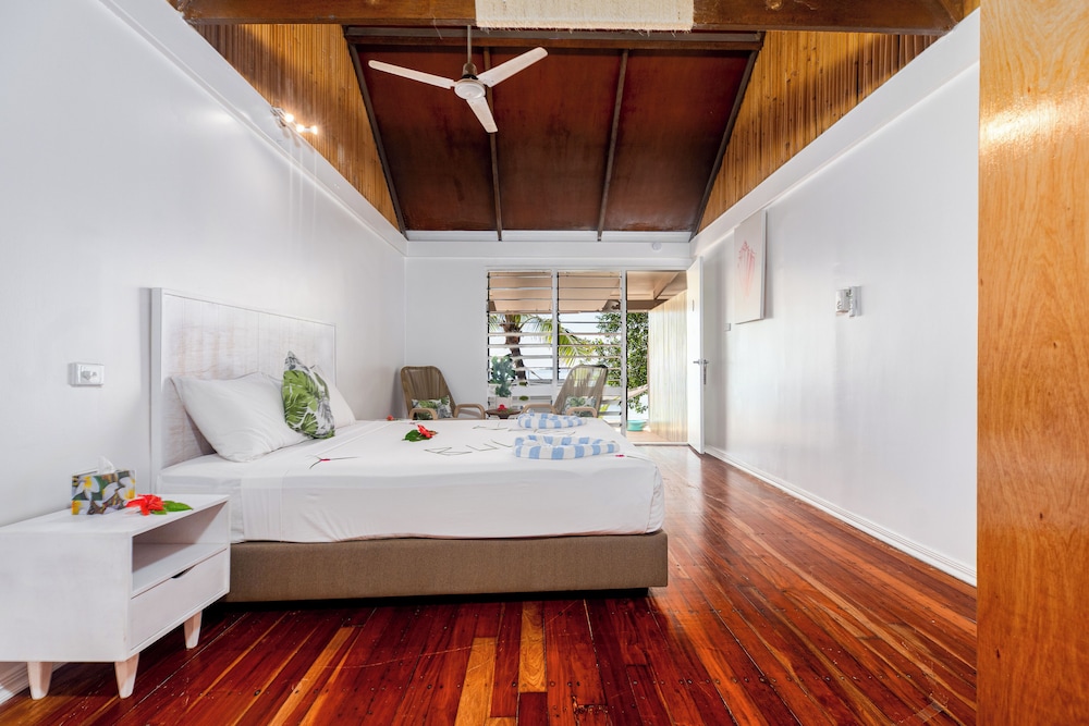 Bure, 1 King and 1 Single Beds, Beach Front