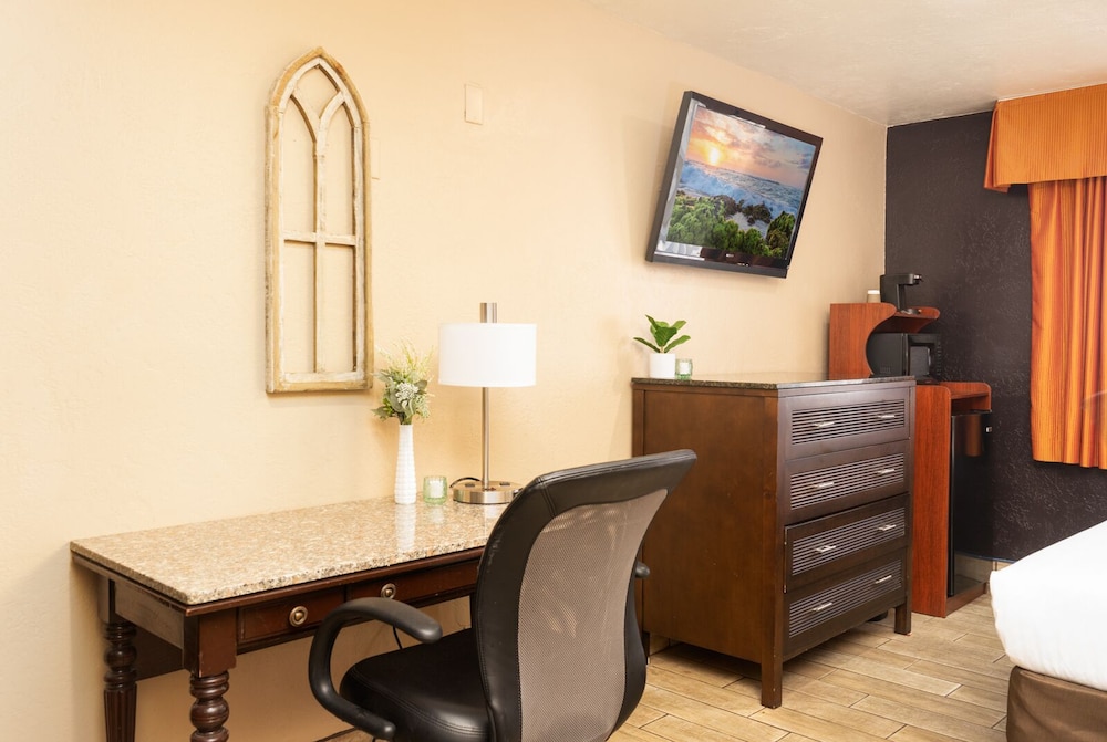 Quality Inn Suites Near the Border 54/67