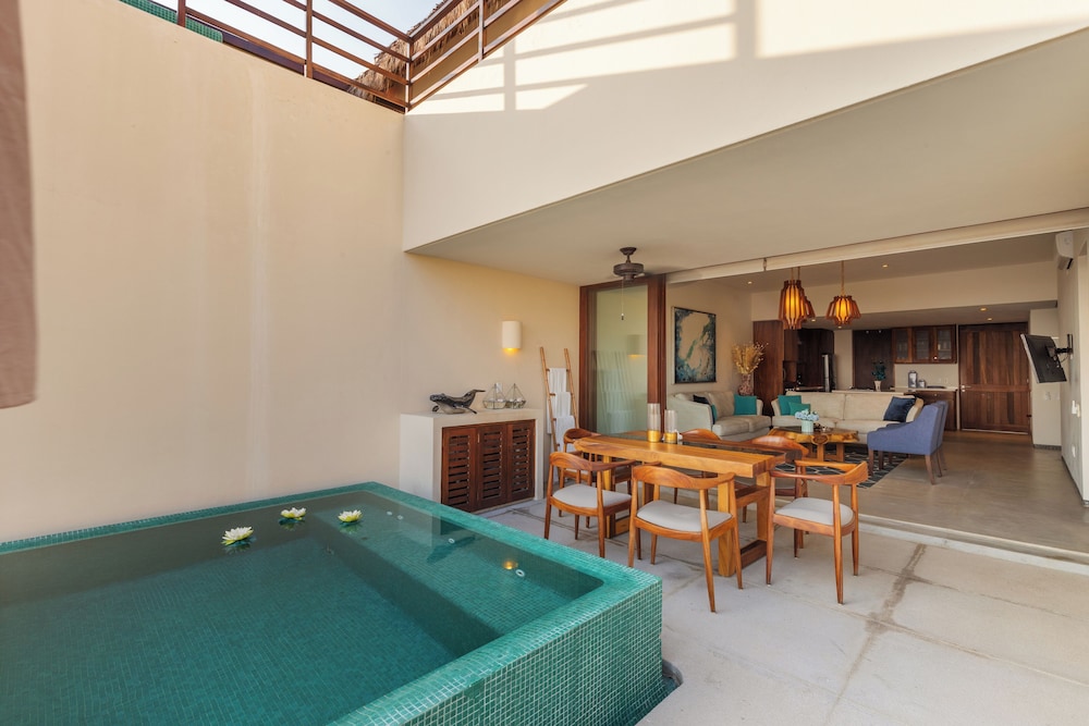 Marea Beachfront Villas 24/50