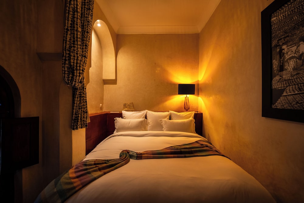 DELUXE, DOUBLE OR TWIN BED