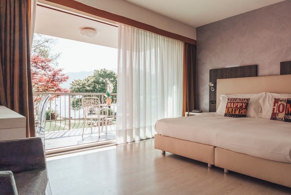 Room, Double or Twin Bed, Lake View