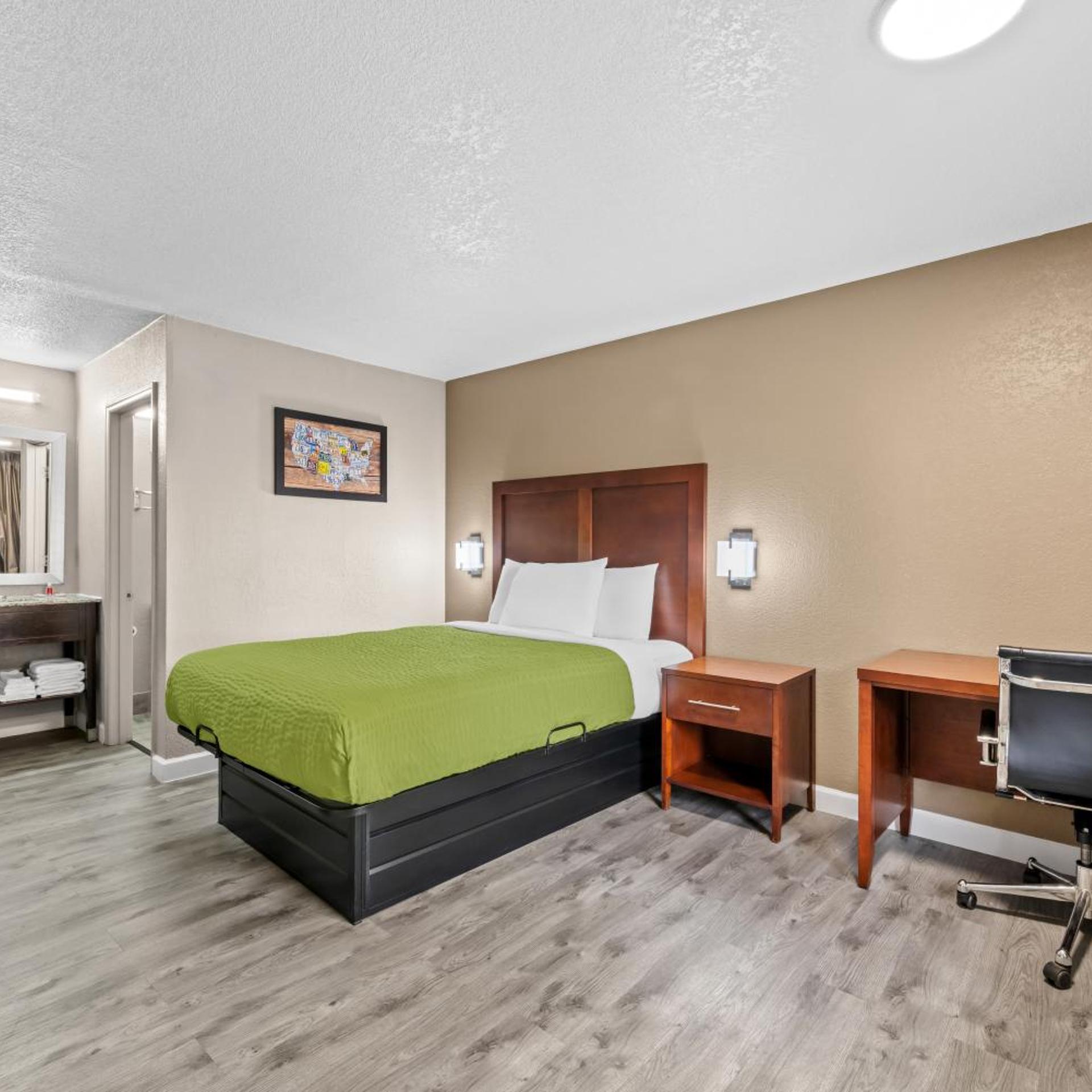 Room, Queen Bed, Exterior Entrance، Econo Lodge Kannapolis - Concord 2/10