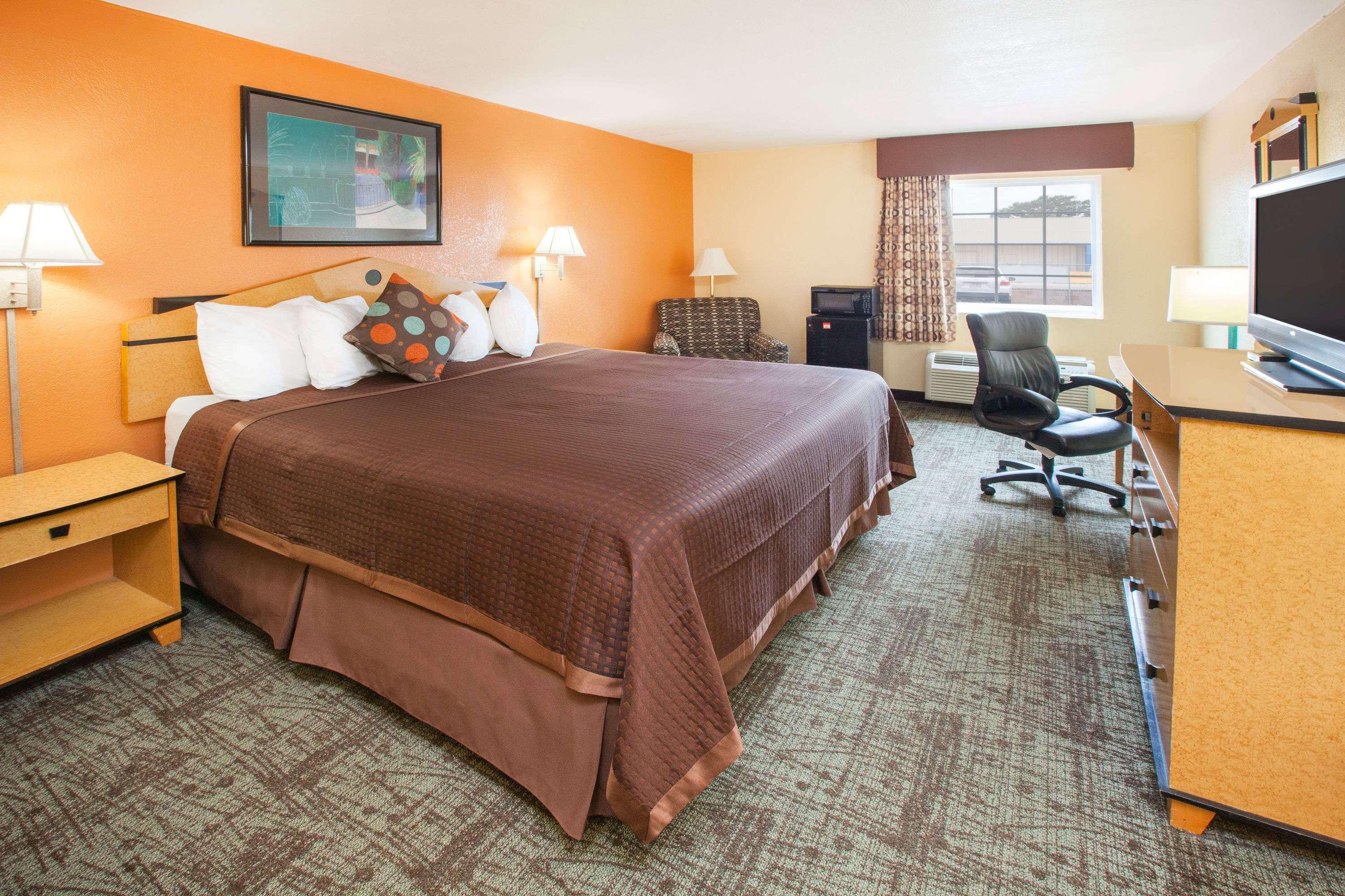 غرفة بسرير كينج، Days Inn By Wyndham Alma 2/3