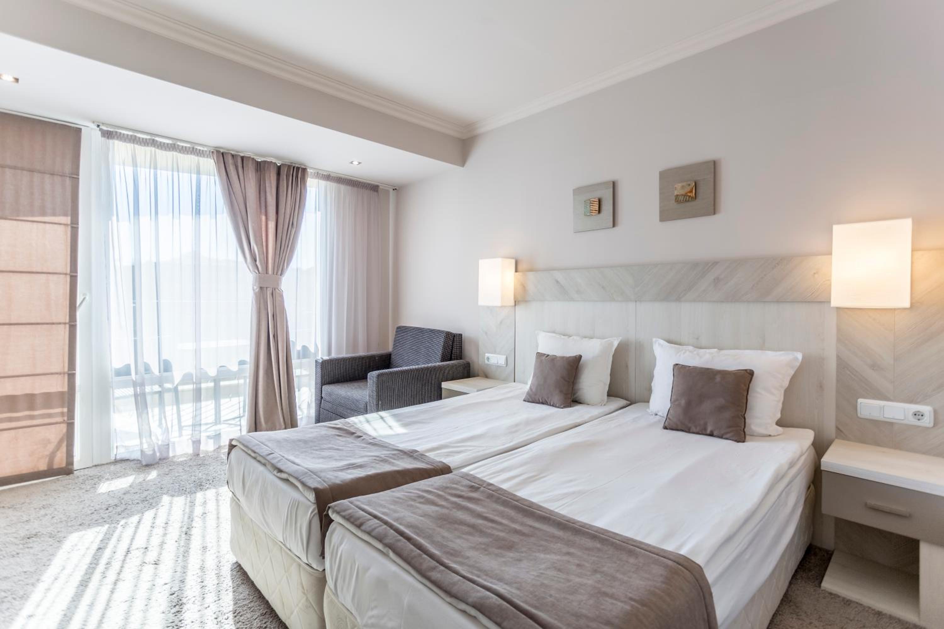 Room, Double Bed, Lateral Side Sea View