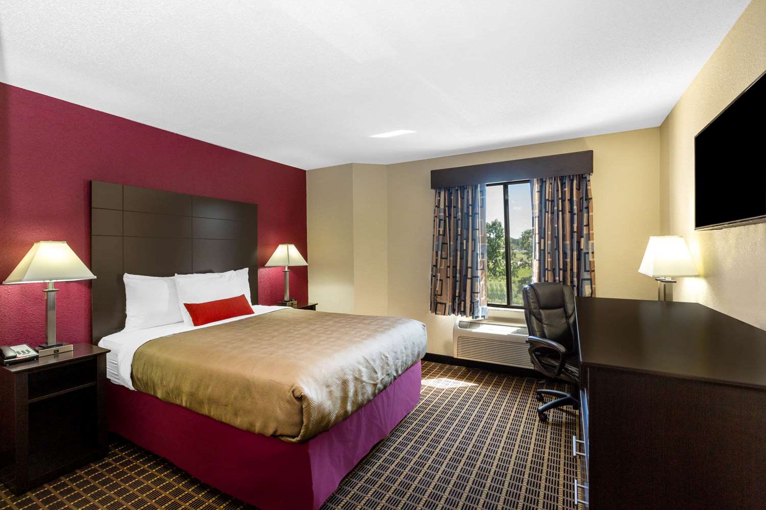 Baymont Inn and Suites by Wyndham Mukwonago 8/14