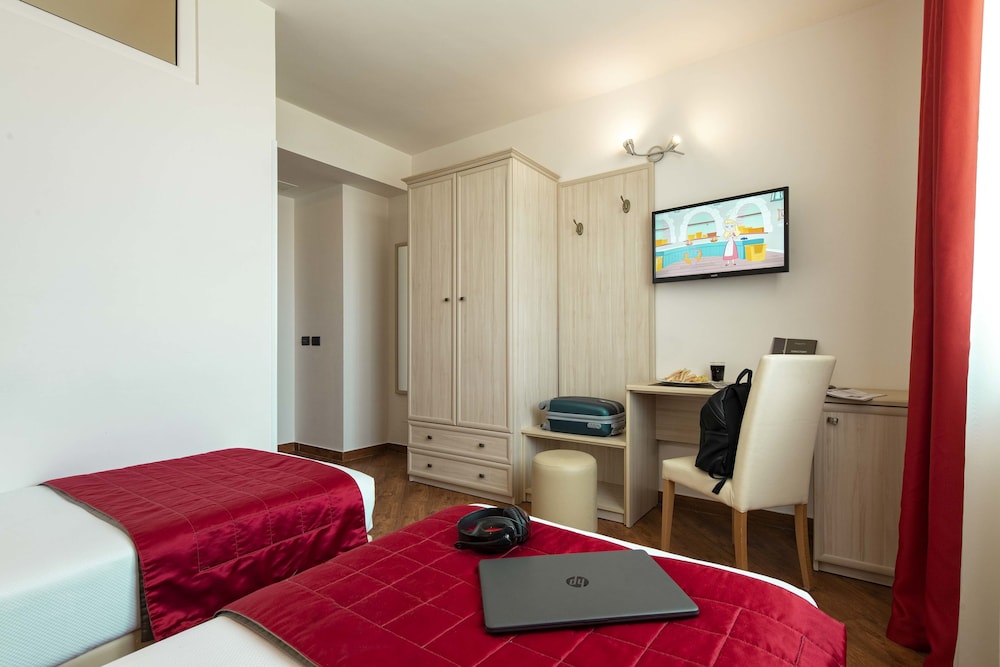 Simon Hotel 26/37