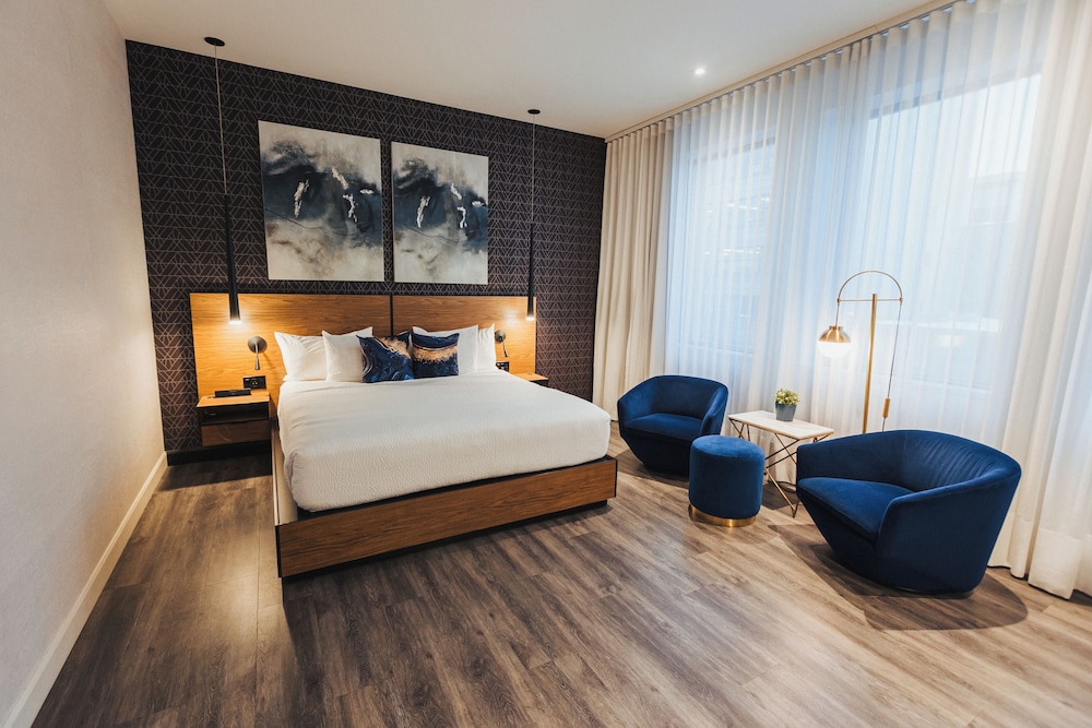 Upgrade, Suite, Queen Bed, Sofa, Hotel Royal William Ascend Hotel Collection 4/10