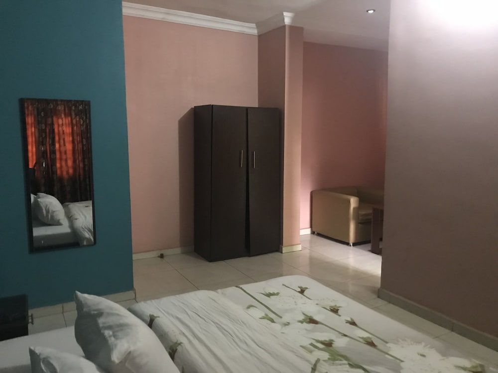 Richmond Hills Suites 16/20