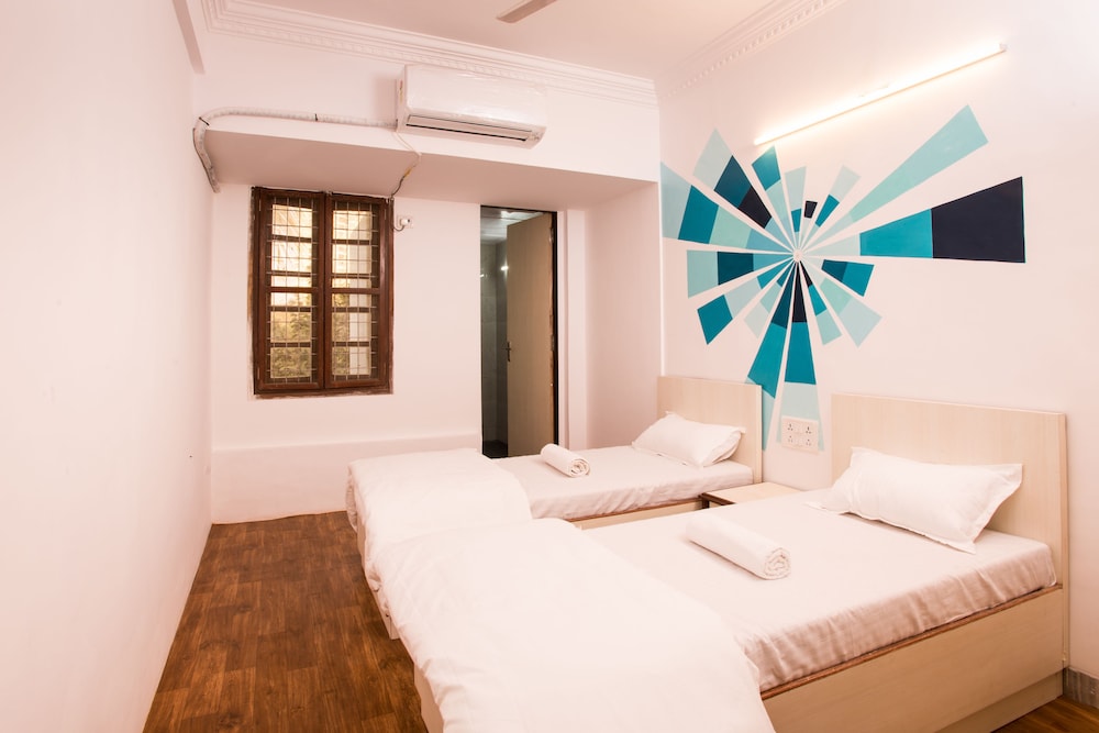 ROOM, TWIN BEDS