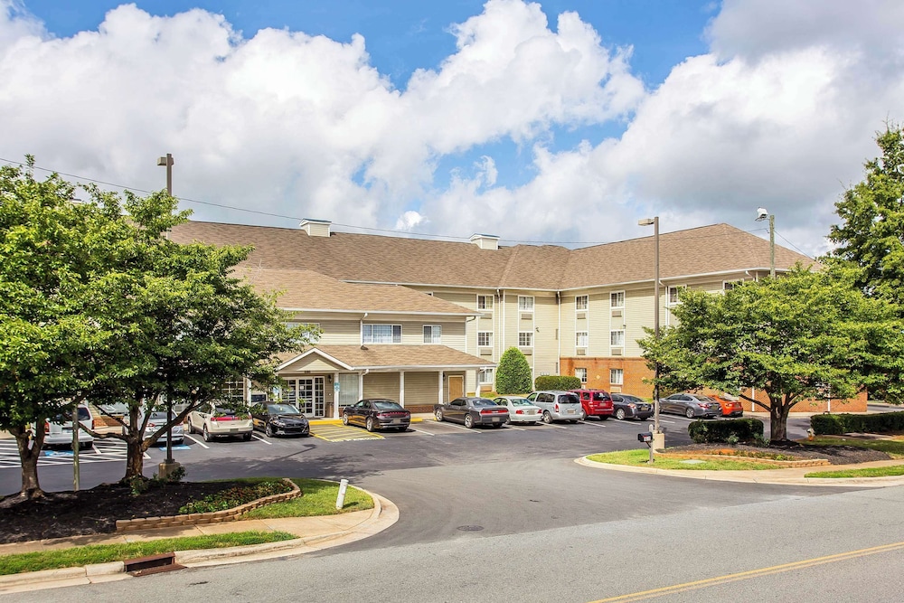 Suburban Studios near University of North Carolina-Charlotte 26/33