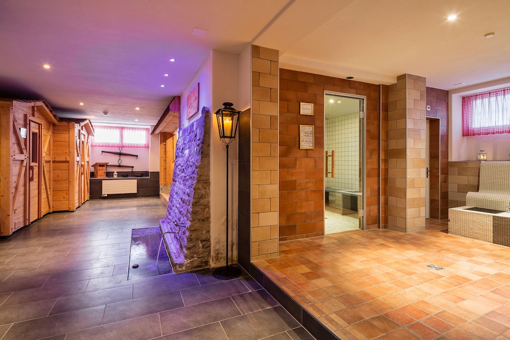 Carlton-Europe Vintage Adult Hotel 36/56