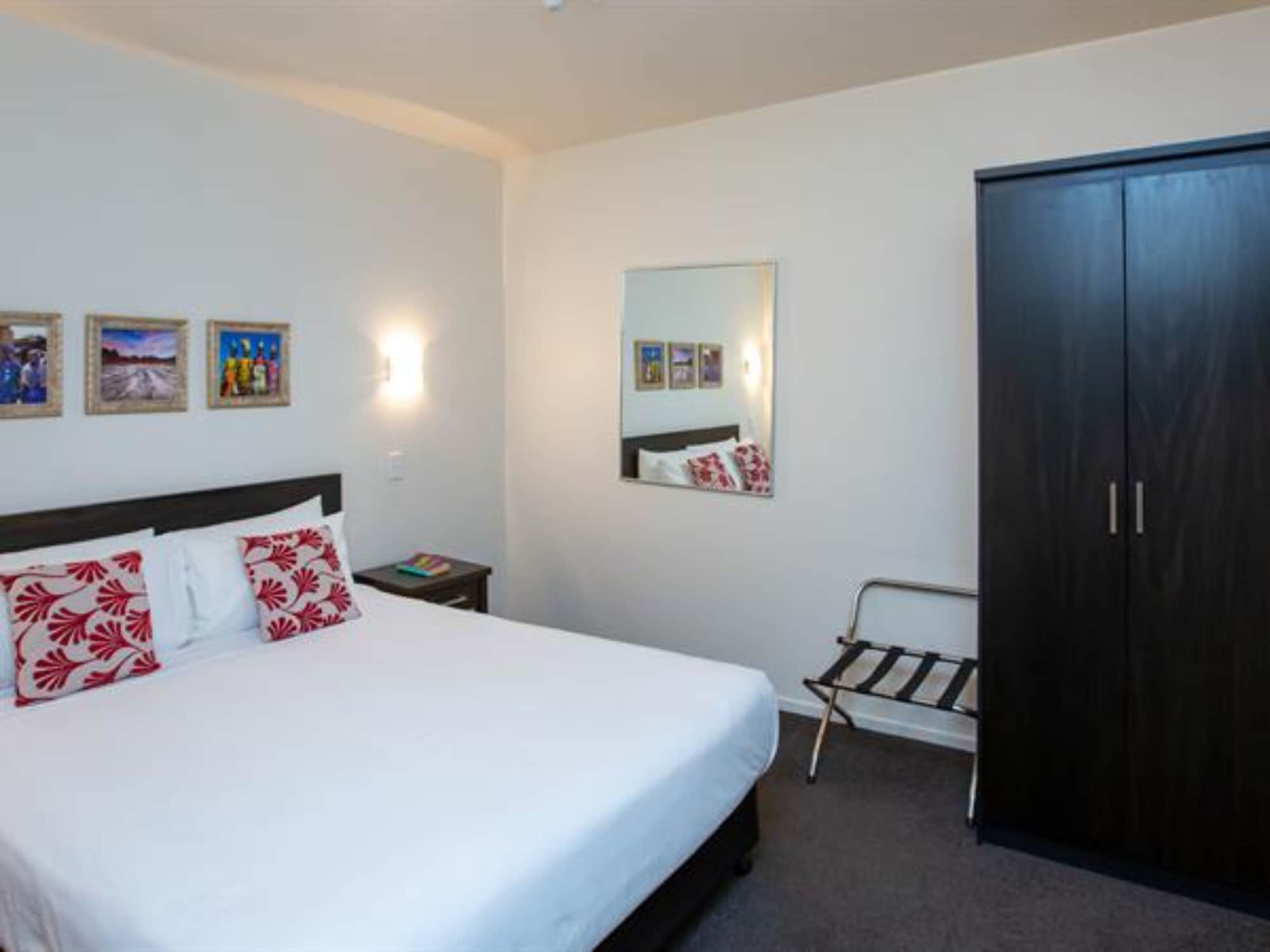 2 BEDROOMS, STUDIO, LARGE