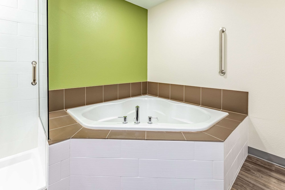 Sleep Inn & Suites Mt. Hope near Auction & Event Center 11/37