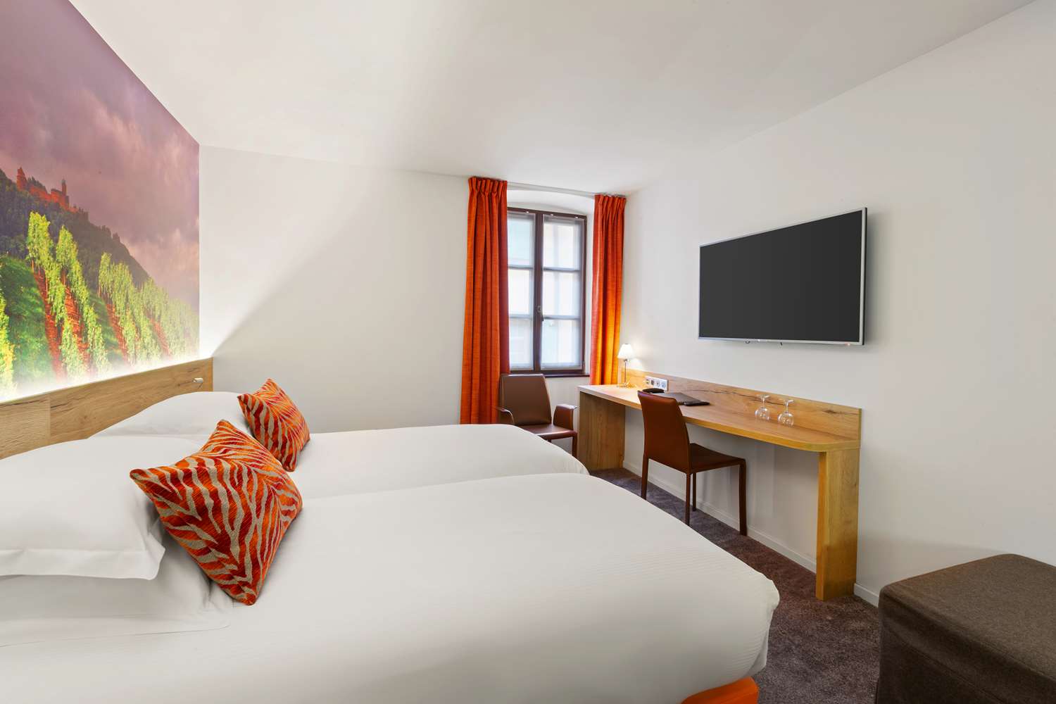 Comfort, Queen Bed