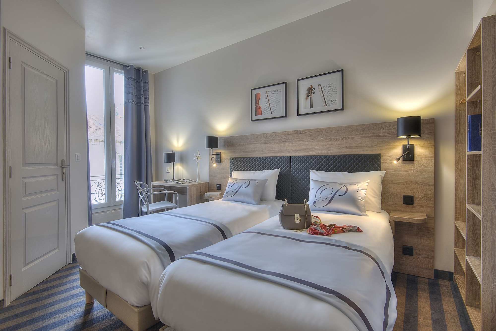 ROOM, TWIN BEDS