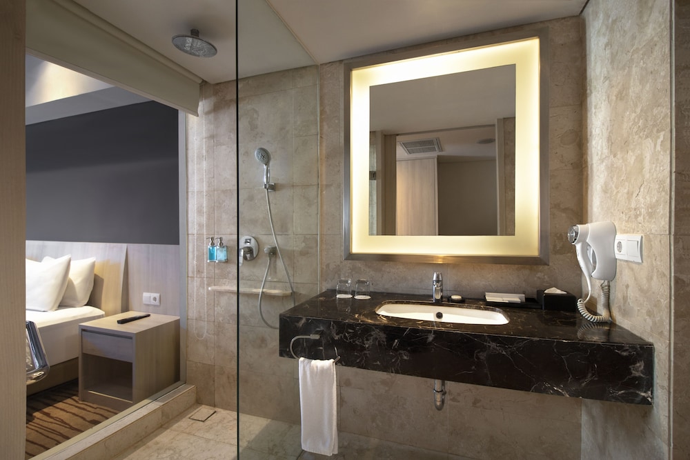 Sovereign Bali Hotel 26/27