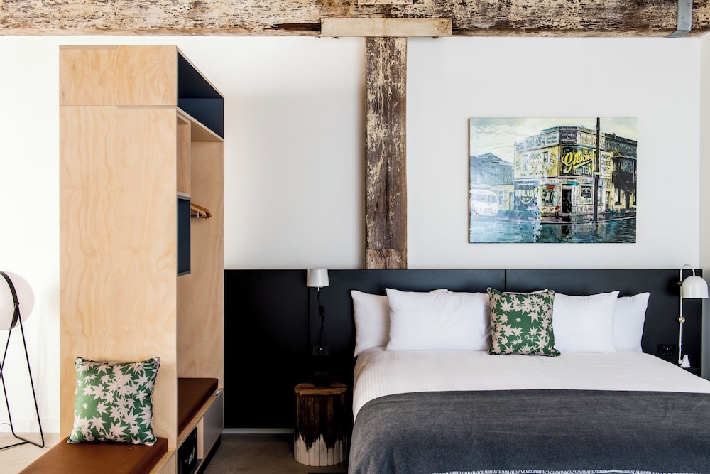 2 Bedrooms, Adjoining, Suite