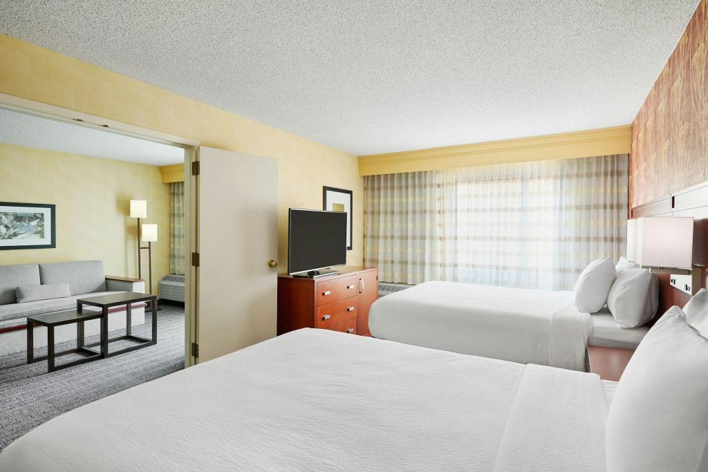 1 Bedroom, 2 Rooms, Suite, 2 Queen Beds, Sofa