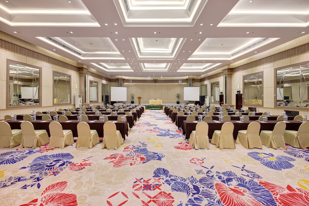 Lumire Hotel And Convention Centre 41/50