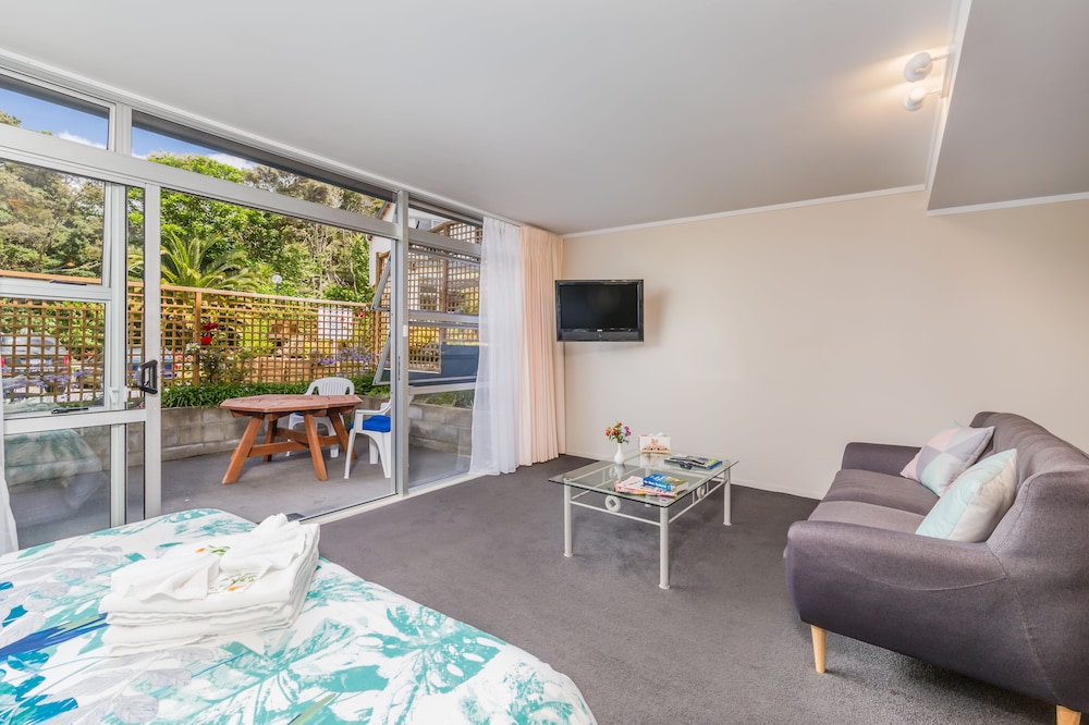 Aloha Seaview Resort Motel 37/68