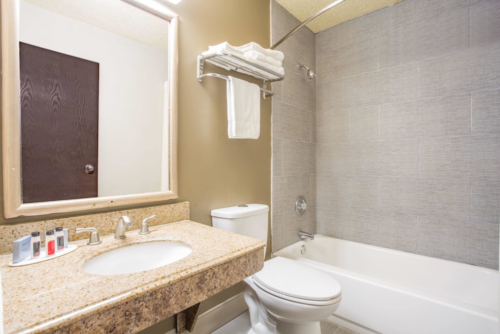 Super 8 by Wyndham Waldorf 7/15