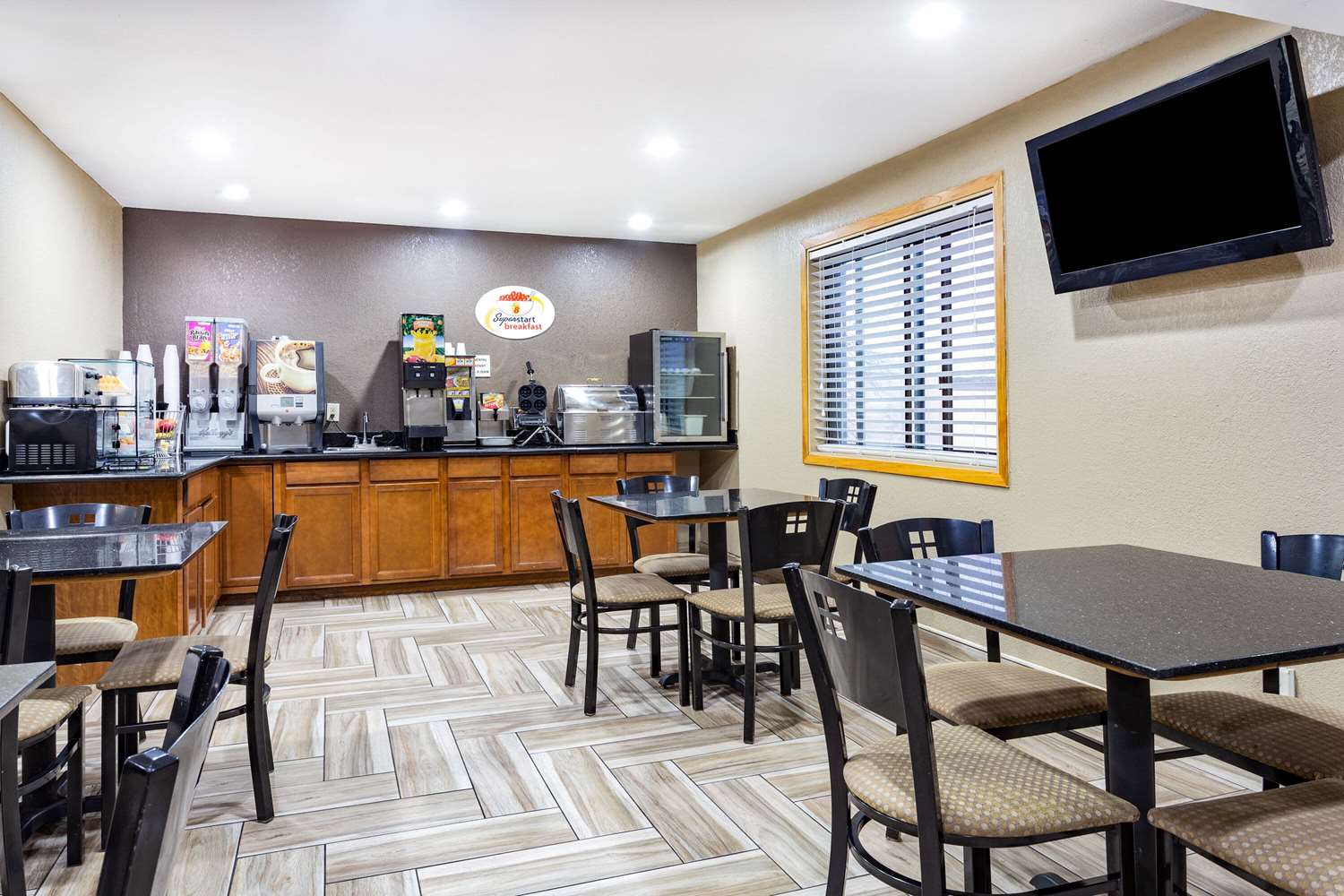 Super 8 by Wyndham Decorah 18/28