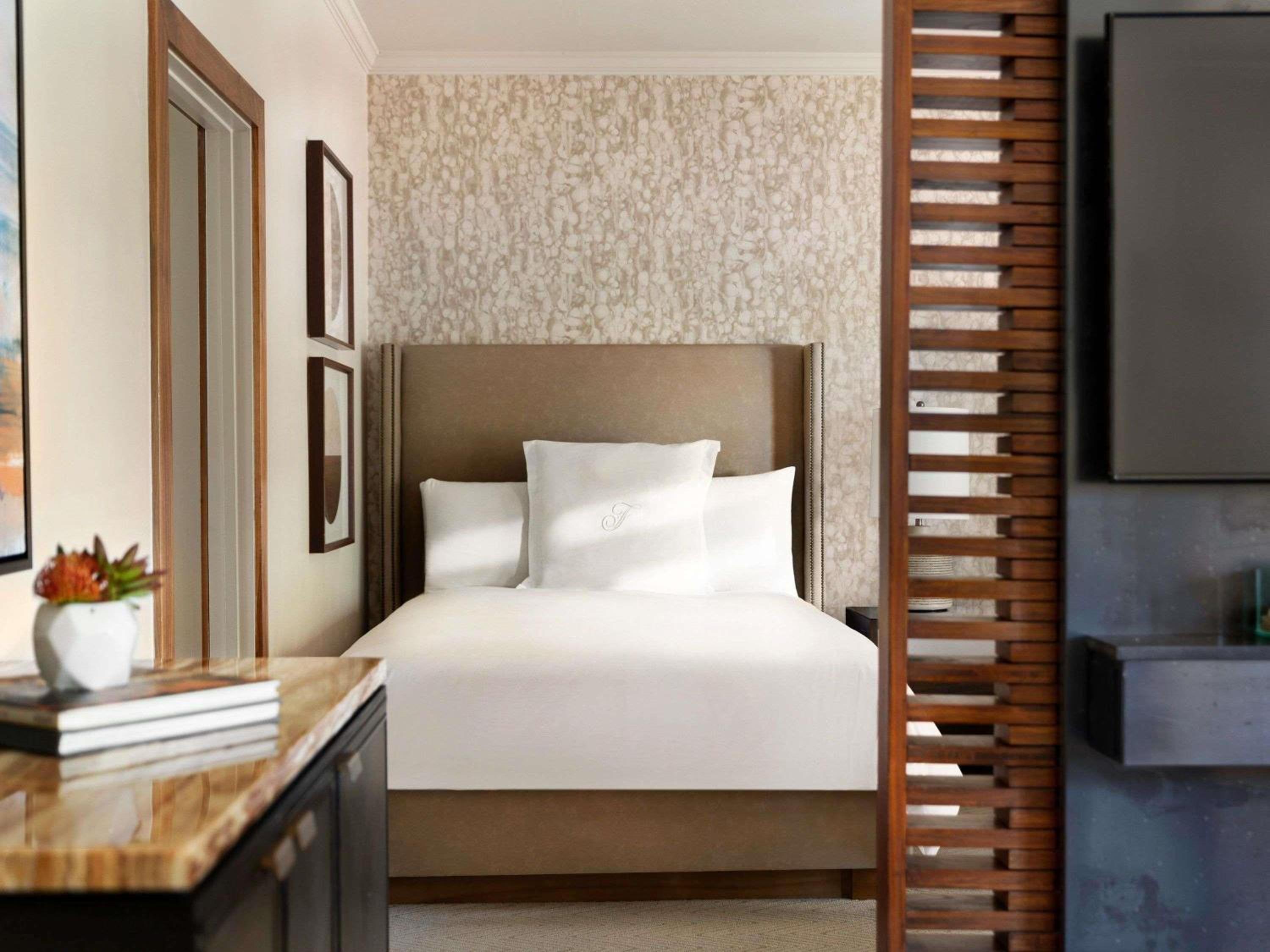 Fairmont Gold, Junior Suite, King Bed, Golf Course View, Balcony or Patio, Sofa