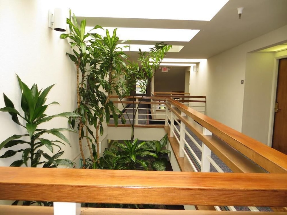 Monarch Resort 34/41