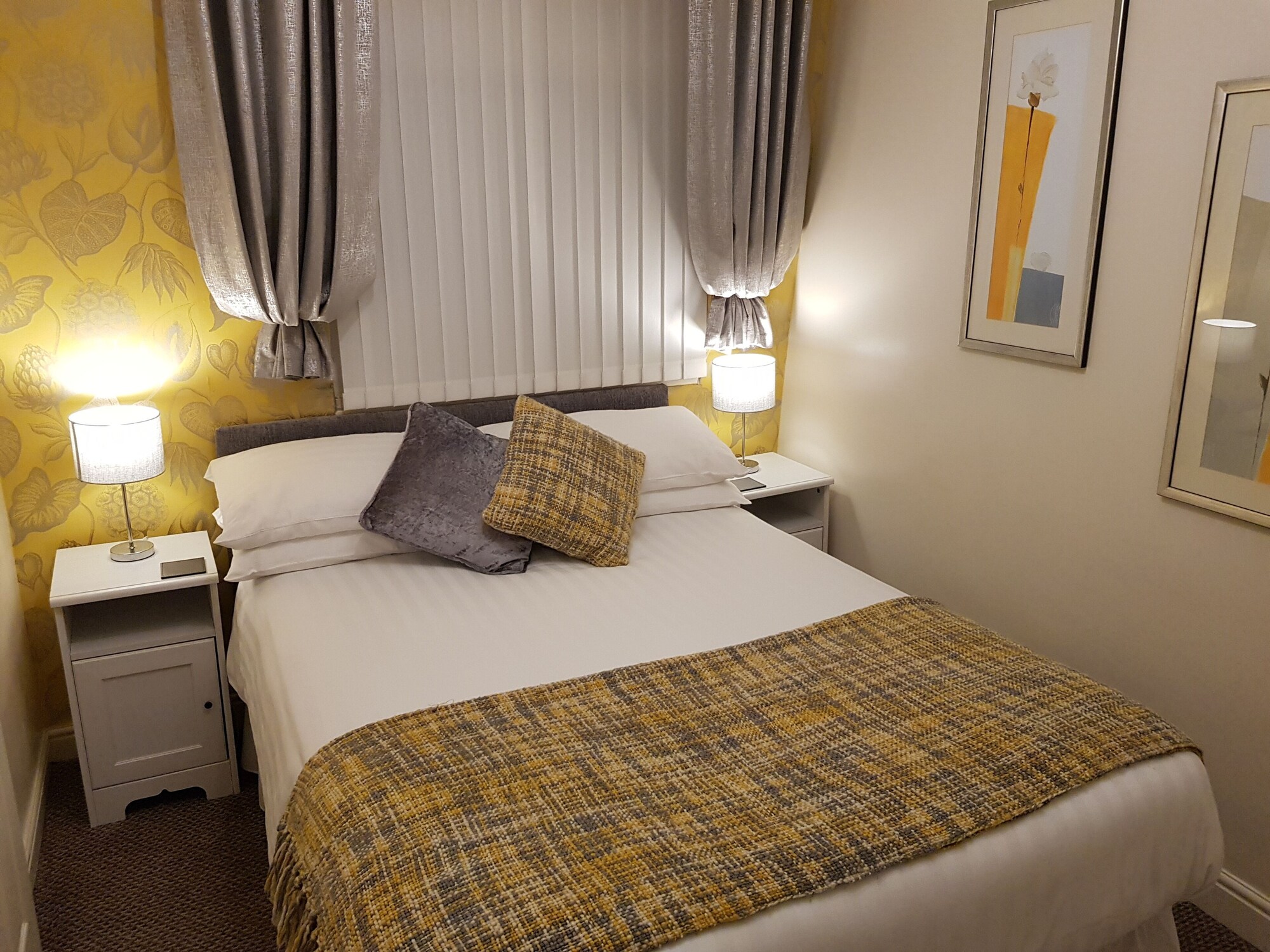 ROOM, DOUBLE BED, SMALL