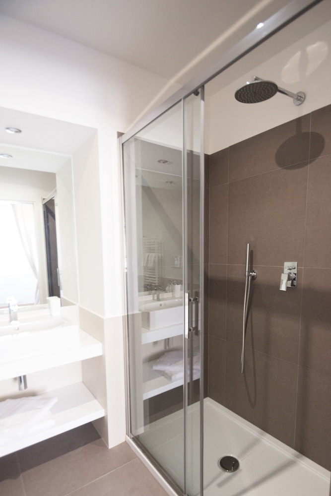 Vantaggio Suites & Apartments 33/39
