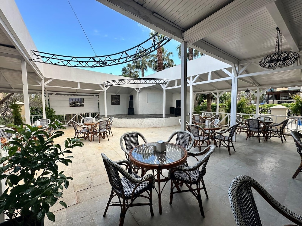 Larissa Inn 43/50