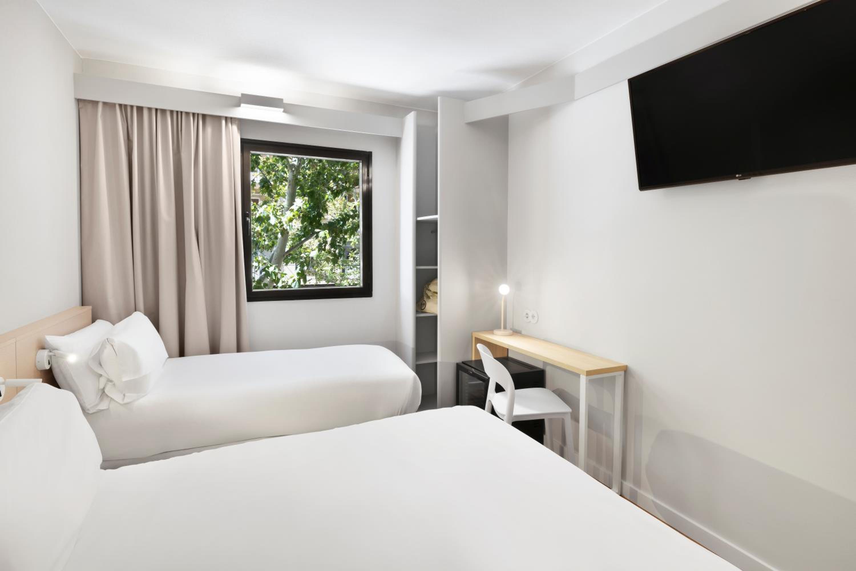 Family, 1 Double and 1 Single Bed, B&B HOTELS Zaragoza Centro 2/3