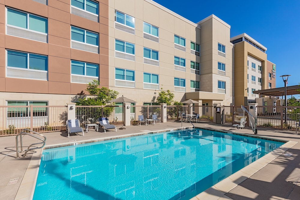 Holiday Inn Express & Suites Moreno Valley - Riverside 7/47
