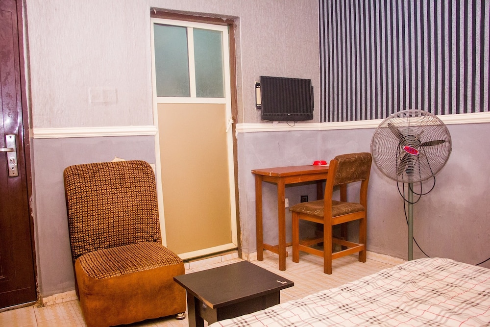 Duckland Hotel And Suites Ltd 23/26