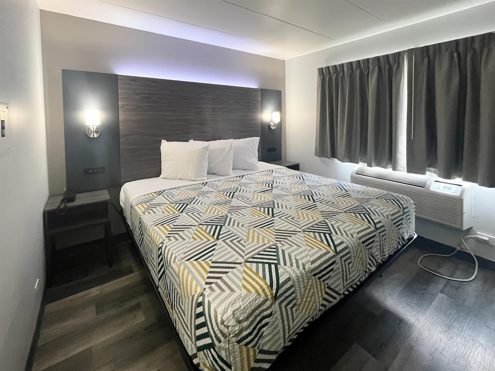 DELUXE, KING BED